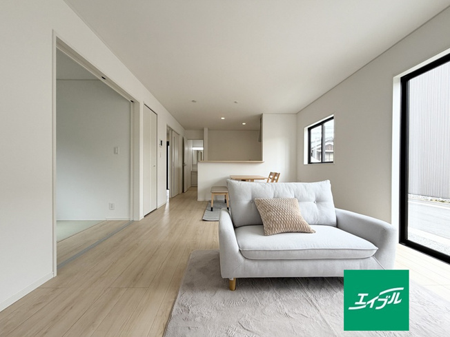 【居間・リビング】 | クレイドルガーデン倉敷市連島町鶴新田第17 (全4棟) | 17帖のLDKで広々お使いいただけます♪