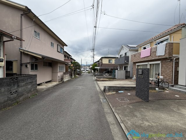 秦野市曽屋　中古戸建の前面道路含む現地写真