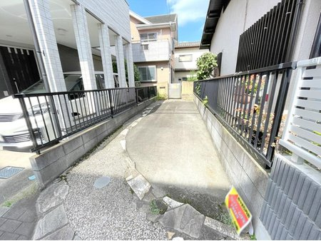 【外観】 | ふじみ野市新田1丁目　中古一戸建住宅　(ふじみ野店) | デザインが特徴的なおしゃれな敷地。