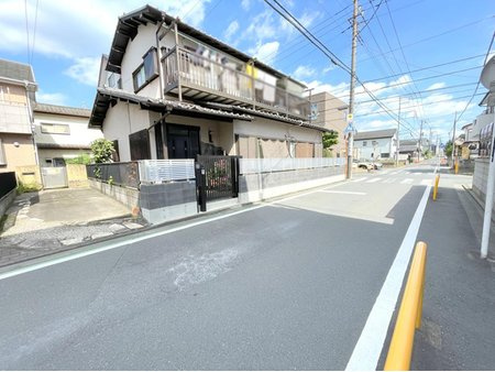 【前面道路含む現地写真】 | ふじみ野市新田1丁目　中古一戸建住宅　(ふじみ野店) | 小学校徒歩3分、中学校徒歩7分！スーパー、コンビニ、ドラッグストアも徒歩10分圏内の便利な環境。