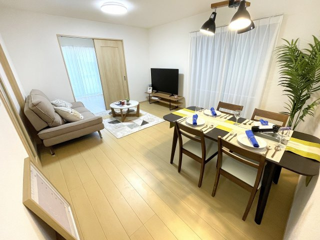 【居間・リビング】 | 富士見市水谷東2丁目　新築一戸建住宅　限定1号棟（ふじみ野店） | のどかな住宅街の雰囲気が快適なエリアでの穏やかな暮らし。LDK15帖のゆったり生活空間。