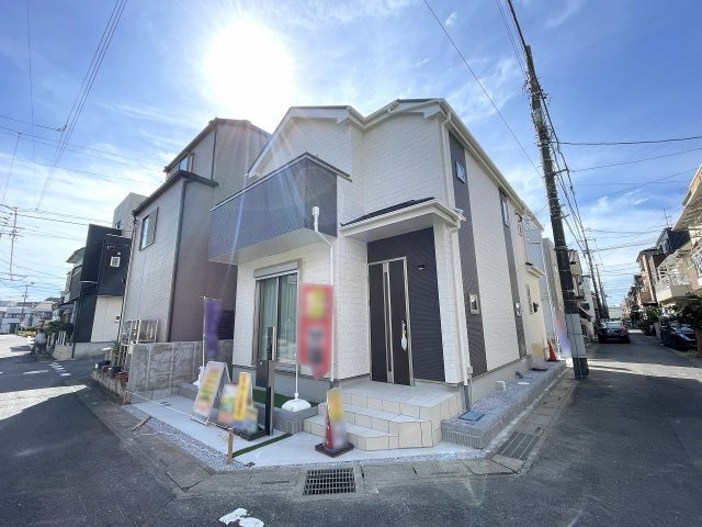 【外観】 | 富士見市水谷東2丁目　新築一戸建住宅　限定1号棟（ふじみ野店） | 【土地面積119㎡・整形地・角地】
閑静な住宅地の雰囲気と生活施設の利便性が融合した暮らし。小学校徒歩5分、中学校徒歩7分でお子様の通学も安心。