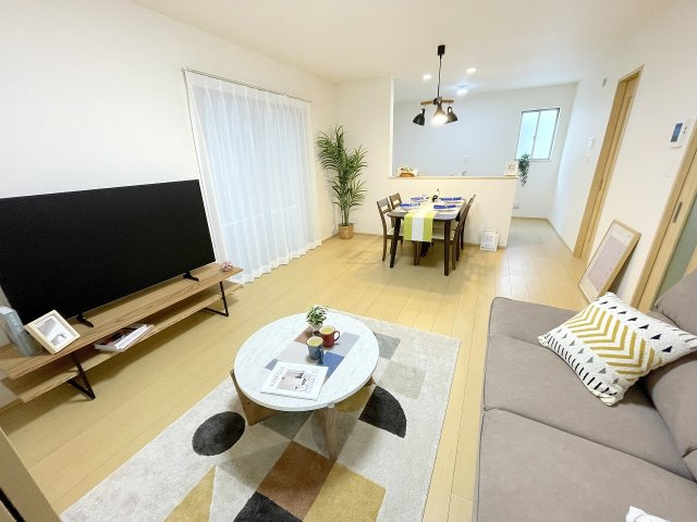 【居間・リビング】 | 富士見市水谷東2丁目　新築一戸建住宅　限定1号棟（ふじみ野店） | 5.25帖の洋室に続くLDK。木のぬくもりを感じるあたたかいお住まい。