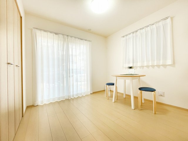 【洋室】 | 富士見市水谷東2丁目　新築一戸建住宅　限定1号棟（ふじみ野店） | 洋室5.25帖：LDKの続き間として使える洋室。風通しの良い洋室です。