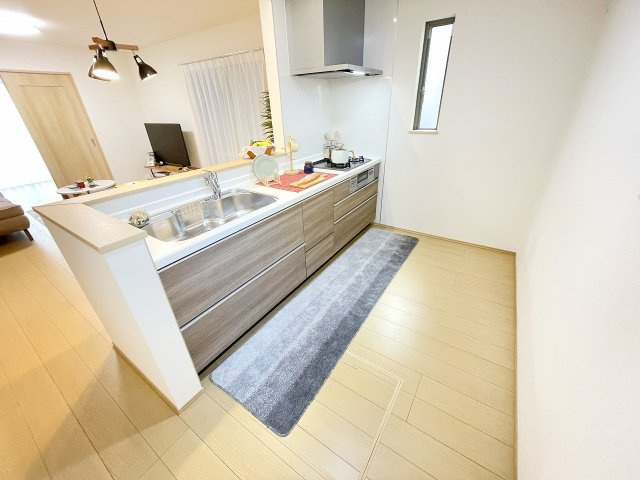 【キッチン】 | 富士見市水谷東2丁目　新築一戸建住宅　限定1号棟（ふじみ野店） | 広いキッチンスペースとリビングを見渡せるカウンターキッチン。