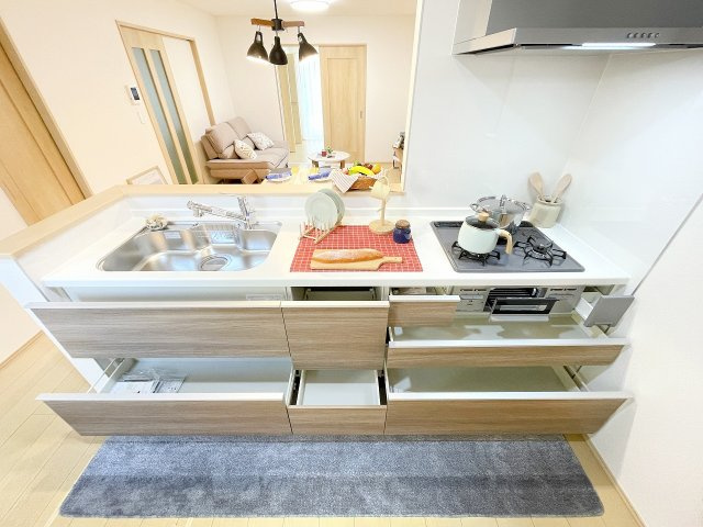 【キッチン】 | 富士見市水谷東2丁目　新築一戸建住宅　限定1号棟（ふじみ野店） | 収納機能が豊富な便利なシステムキッチン。