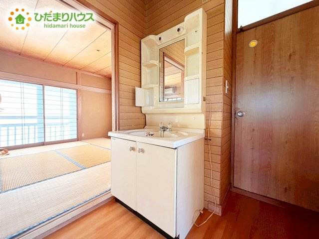 日立市会瀬町3丁目　中古戸建の独立洗面台|2階にも洗面台を設置。朝の身支度や就寝前の準備に便利です。