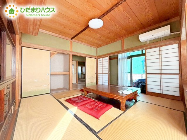 日立市会瀬町3丁目　中古戸建の和室|リビングとして活用できる和室を採用。畳の心地よい肌触りと落ち着いた雰囲気が、ご家族のくつろぎ時間をより豊かにしてくれます。