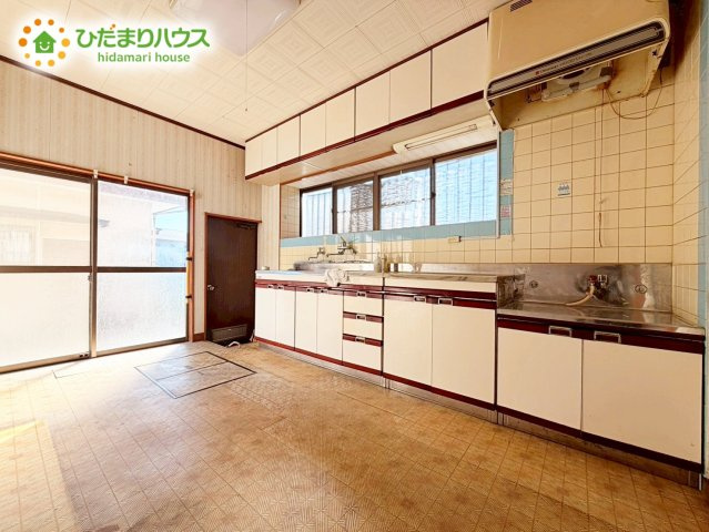 日立市会瀬町3丁目　中古戸建のキッチン|独立型キッチンを採用。生活感がリビングから見えにくく、すっきりとした空間を保てます。