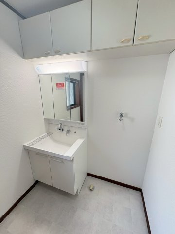 垂水区泉が丘5丁目　中古戸建の独立洗面台|独立洗面台、小物を置くことができて便利です