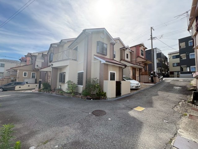 垂水区泉が丘5丁目　中古戸建の前面道路含む現地写真|前面道路含む現地写真です
