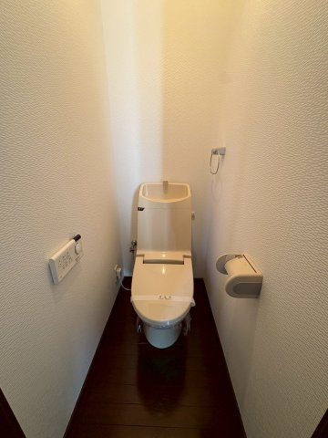 垂水区泉が丘5丁目　中古戸建のトイレ|落ち着いた色調のトイレです