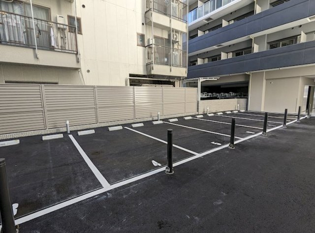 エスリード新大阪ラヴァーグの駐車場