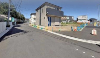 瀬谷区二ツ橋町新築戸建【3LDK＋駐車スペース/南面道路・角地/前面道路約18m/開放感◎】の前面道路含む現地写真