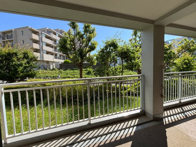 1階住戸とは思えない、高台になっています。