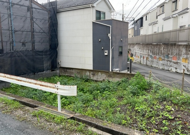 【外観】 | 現地に行くなら、物件の周囲の地形がどうなっているかを見ることも大切です。周辺より低くなっている土地では、大雨などで水が集まりやすいため、地盤が弱くなっているということも考えられるため、注意が必要です。