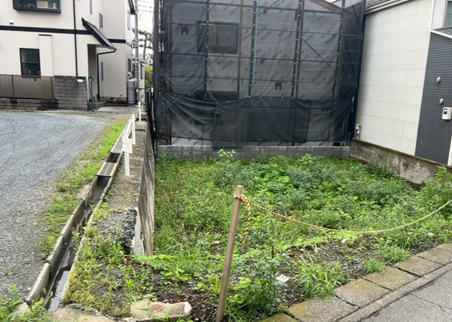 【外観】 | 家を建てる前提で土地を探している場合、地盤の丈夫さは譲れない条件の一つです。地盤が脆弱だと追加工事が必要となります。また、過去に地盤沈下や液状化現象を起こした土地は、できるだけ避けた方がいいでしょう。