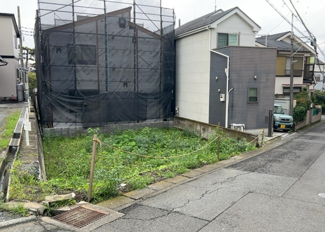 【外観】 | 人が暮らすうえで日光は大切な要素となります。日当たりの良さは譲れないポイントですね。併せて近くに大きな建築物の建築予定がないか、あるいはそれが可能な土地が近くにないか事前に確認することもお勧めします。
