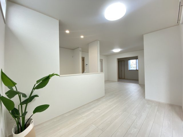 南城市玉城富里（全2棟）B号棟の居間・リビング|※同仕様写真です