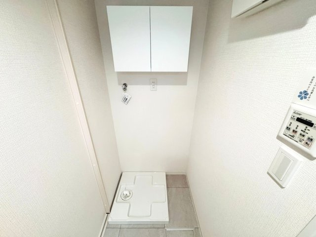 【洗面所】 | ライオンズガーデン大泉学園第二（成増店） | 【洗濯機用水栓】指先ひとつで、安心をロック。長期不在時や万が一の際も、ツマミひとつでしっかり止水。