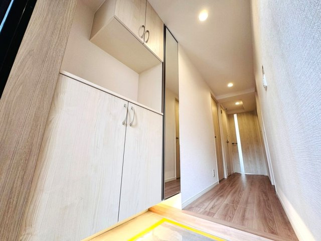 【玄関】 | ライオンズガーデン大泉学園第二（成増店） | 季節の飾り付け等ディスプレイが出来、すぐ持ち出したい物の置場にも重宝するコの字型シューズボックス採用☆