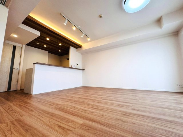 【居間・リビング】 | ライオンズガーデン大泉学園第二（成増店） | シーリング照明の他にスポットライト、ダウンライトを活用したモダンなLDK