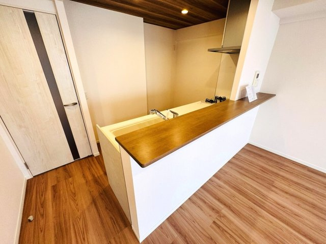 【キッチン】 | ライオンズガーデン大泉学園第二（成増店） | 【カウンターキッチン】家事動線を、最短距離に。作った料理をそのままカウンターへ。無駄な動きを省く賢い設計。