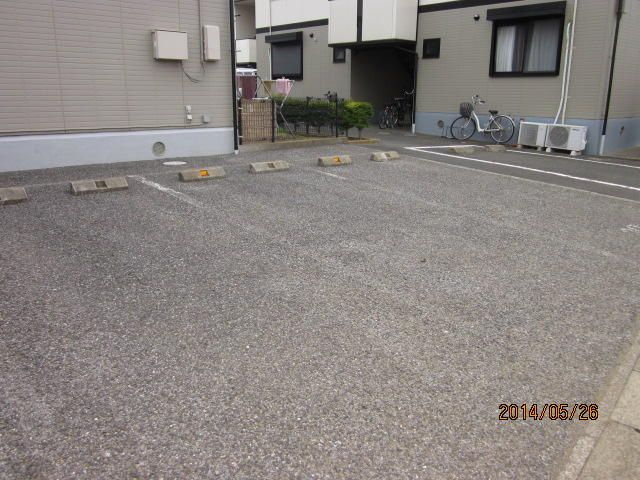 ファミーユ豊四季Ｄの駐車場|車をお持ちの方に嬉しい駐車場付きの物件です