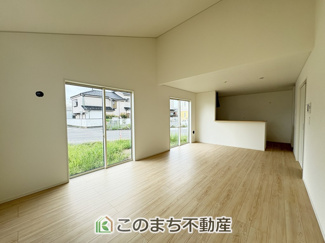【居間・リビング】 | 常総市本石下第12　 | 窓が多く明るいリビングスペース☆ご家族の団らんを明るい日差しがが照らします☆