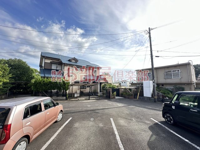 フローラルコートの駐車場