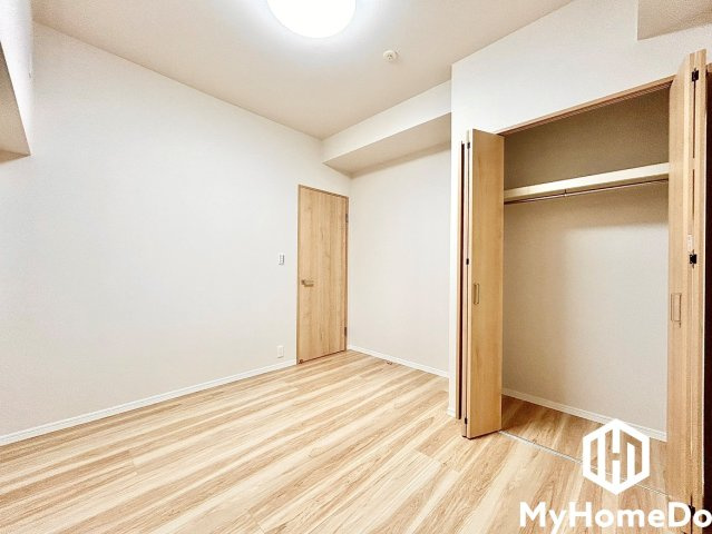 ネオグランデ藤ヶ丘の洋室|新たに家具を買わなくても良いので、ハンガーパイプ付きのクローゼットは嬉しいですね