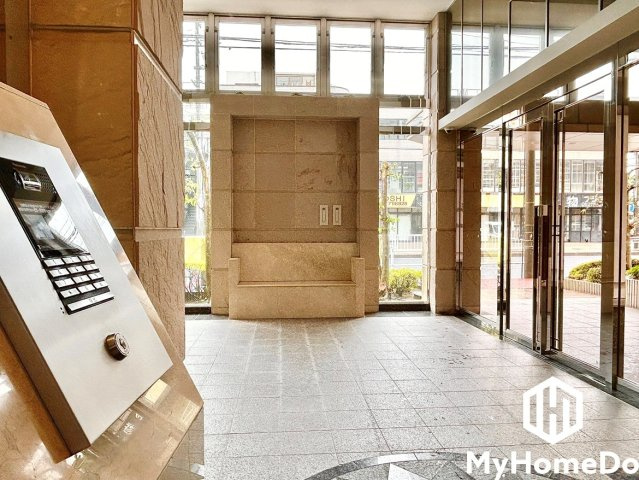 ネオグランデ藤ヶ丘のエントランス|光と風を感じる開放的なエントランス。心地よい空間が、住まう人と訪れる人を優しく迎え入れます。
