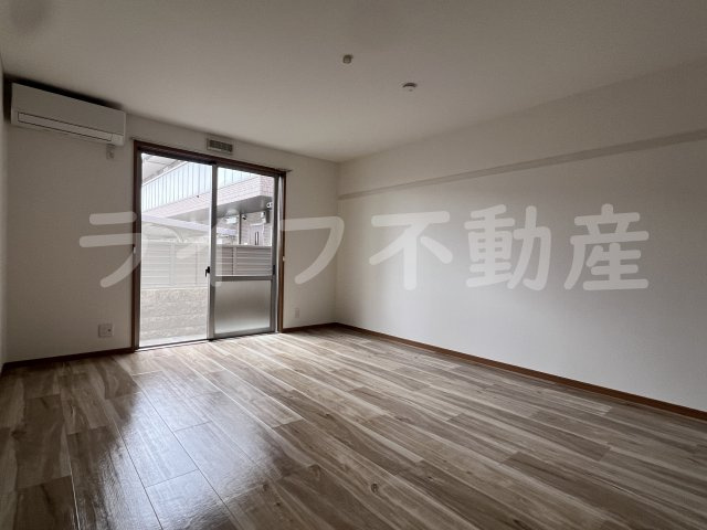 イーストフラワー弐番館の居間・リビング|居間です