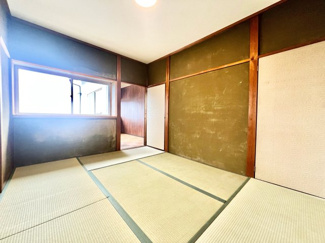 【和室】 | 宇治市広野町丸山　中古戸建 | 【南側和室6.0帖】奥には物置を完備！季節物や日用品の収納に便利（＾◇＾）
