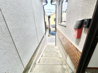 【外観】 | 宇治市広野町丸山　中古戸建 | 【アプローチ】地下部分にはシャッター付きビルトインガレージを備え、雨風から大切な愛車を守ります。(^^♪