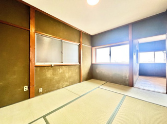 【和室】 | 宇治市広野町丸山　中古戸建 | 【南側和室6.0帖】こちらの和室は2面採光でとても明るい空間です。
出窓も備え付けられており、観葉植物などを飾れば明るくおしゃれな空間を演出できます。