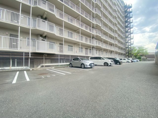 小阪パークハイツ壱号棟の駐車場