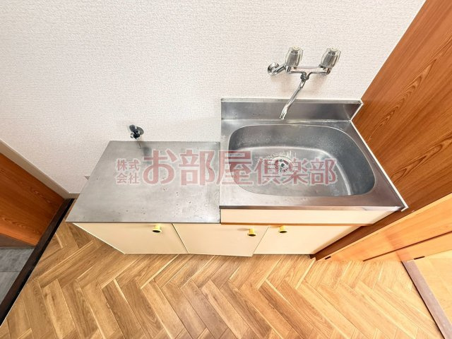 ベスト久留米工大ビルのキッチン|コンパクトなキッチンで掃除もラクラク