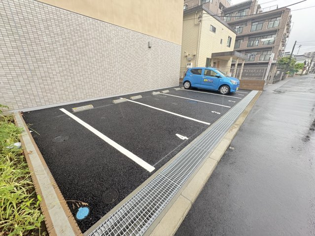 Alivis原木中山の駐車場