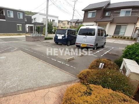 メゾン・プリートの駐車場