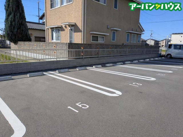 グレースヴィラ西崎の駐車場