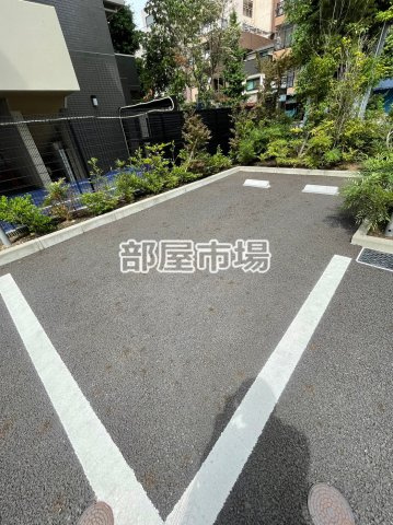 コンフォラス浅草の駐車場