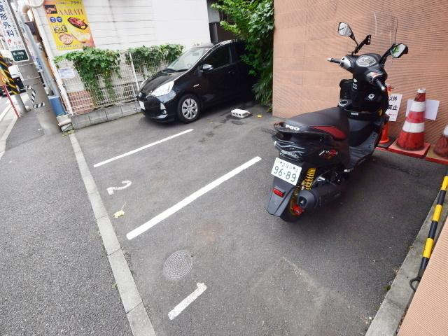 レグラス横浜吉野町サウスの駐車場