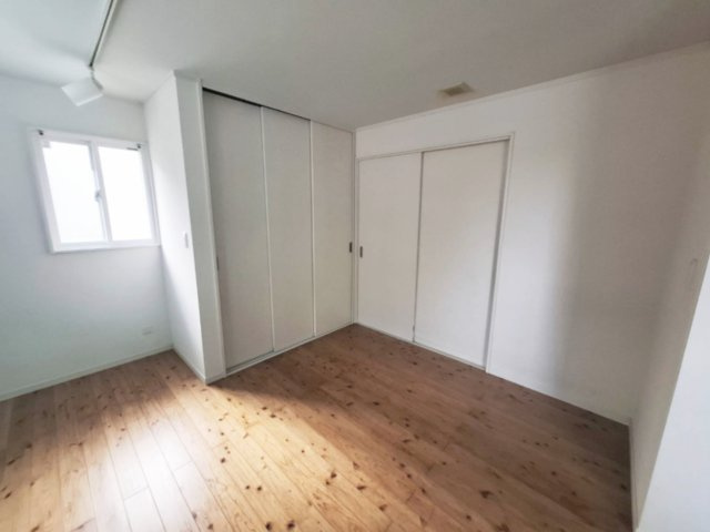 売中古戸建　静岡市葵区羽鳥1丁目の洋室|洋室の引き戸の横に大容量のクローゼットがあります。