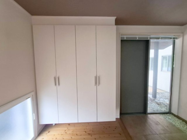 売中古戸建　静岡市葵区羽鳥1丁目の玄関|天井まである大容量の収納。靴だけでなく傘やアウトドア用品などもすっきり整理可能。