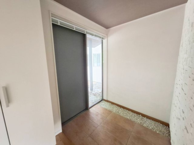 売中古戸建　静岡市葵区羽鳥1丁目の玄関|来客時にも好印象を与えるスタイリッシュな玄関スペース。玄関横の窓から光を取り込み、明るい空間を演出。