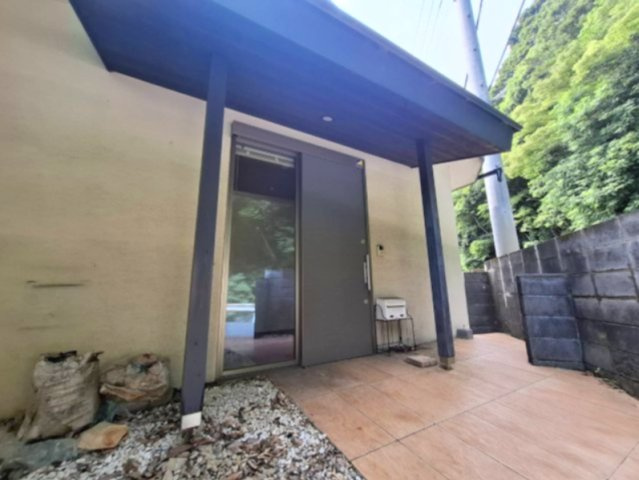 売中古戸建　静岡市葵区羽鳥1丁目の玄関|深い軒のある玄関ポーチが魅力。雨の日も快適に出入りでき、モダンなデザインが住まいの品格を高めます。