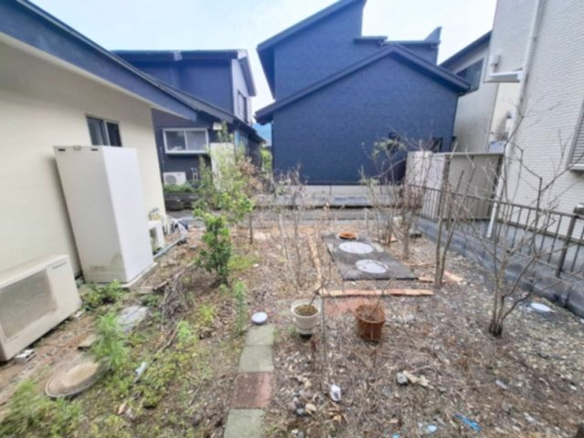 売中古戸建　静岡市葵区羽鳥1丁目の庭|敷地内にゆとりのある庭スペースを確保。外からの視線が比較的気になりにくい落ち着いた空間。