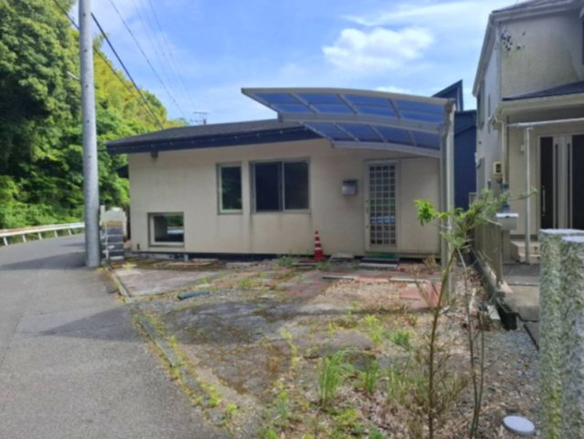 売中古戸建　静岡市葵区羽鳥1丁目の駐車場|駐車３台可(普通2台・軽１台)。１台分カーポート有。カーポート横に勝手口を備えた便利な動線設計。