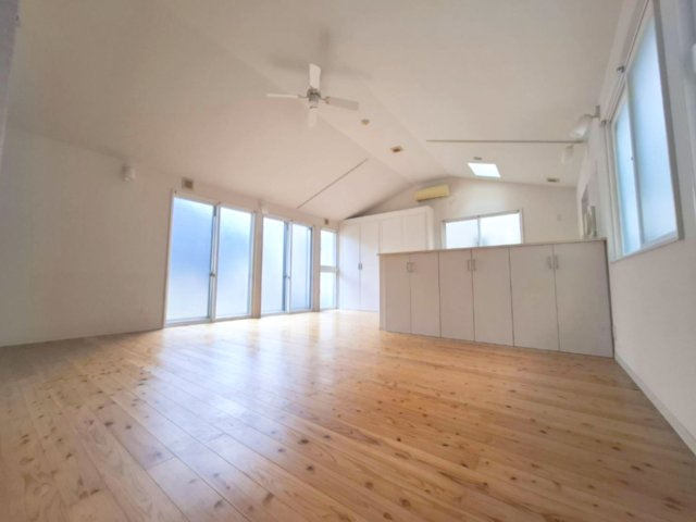 売中古戸建　静岡市葵区羽鳥1丁目の居間・リビング|約22.5帖の広々LDKは勾配天井を採用し、開放感あふれる大空間を実現。